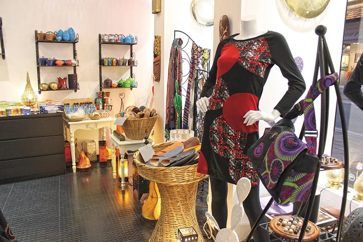 La médina propose des produits du Maroc, d'Inde, du Népal...