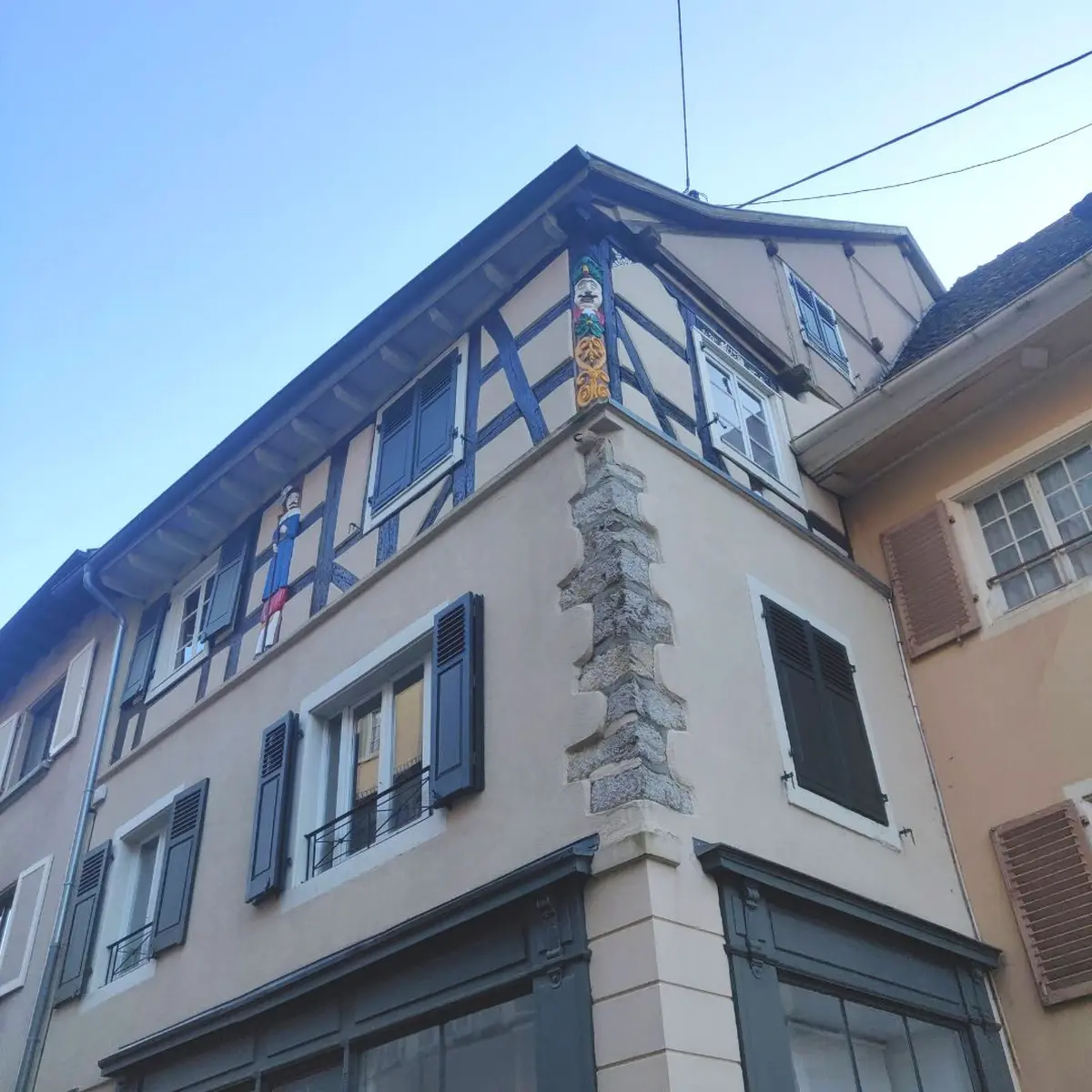 La montée vers le château dans une rue pittoresque 