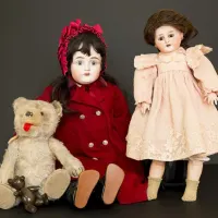 Deux poupées anciennes et un ourson, à La Nef des Jouets DR
