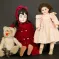 Deux poupées anciennes et un ourson, à La Nef des Jouets DR