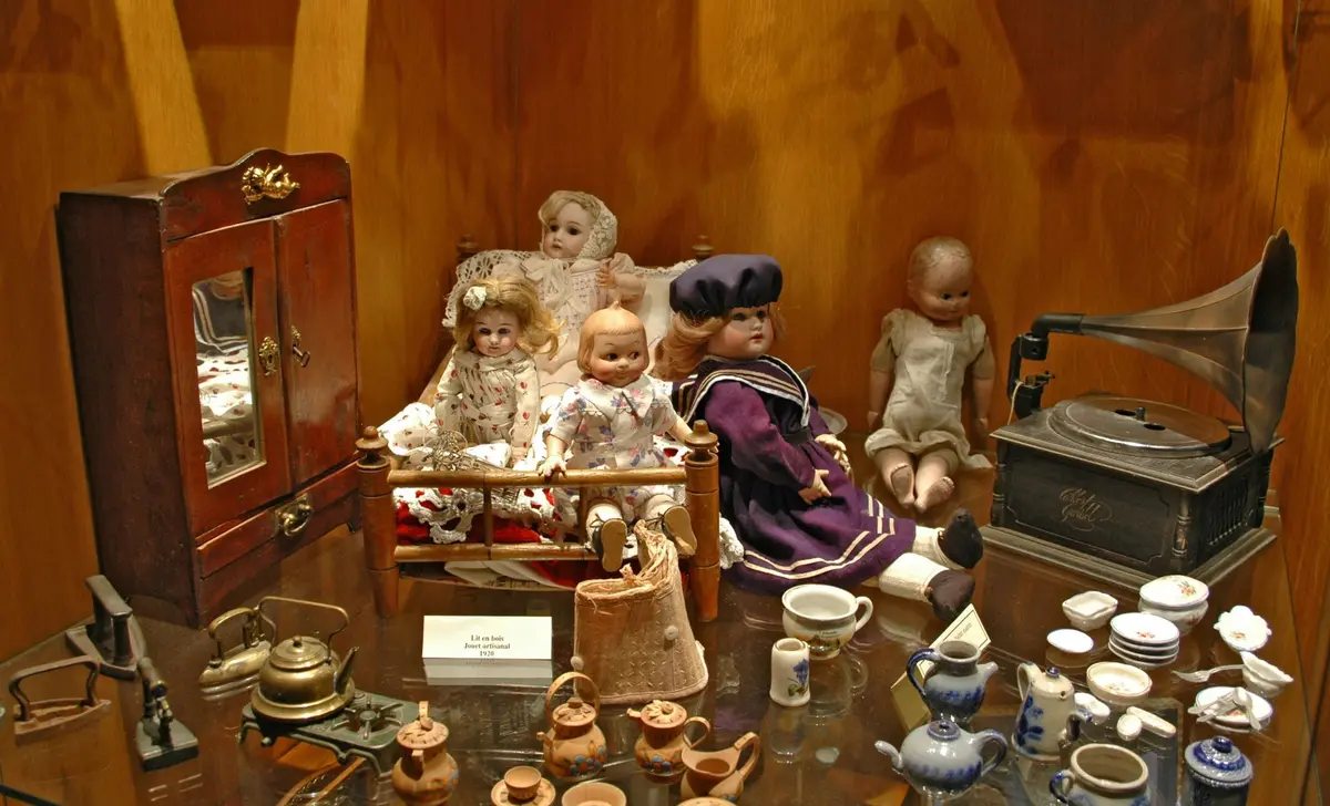Poupées et tasses de thé à La Nef des Jouets