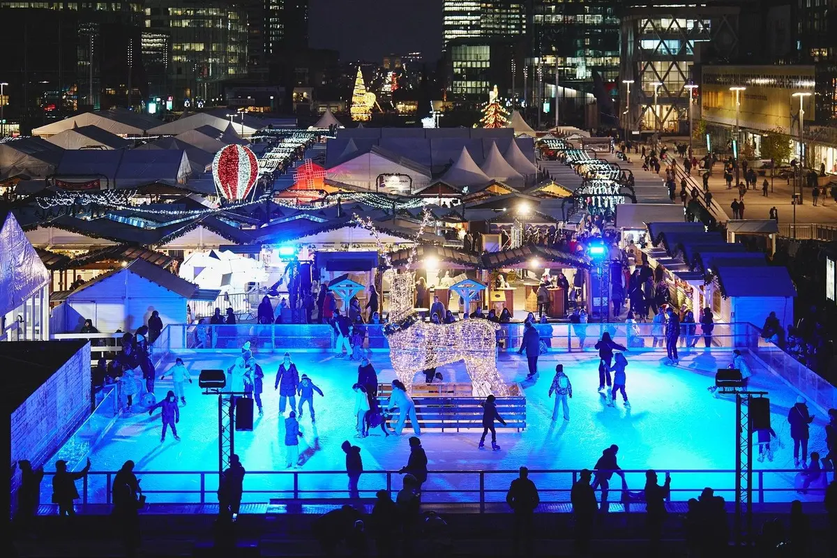 La patinoire du Marché de Noël de Paris La Défense 2025