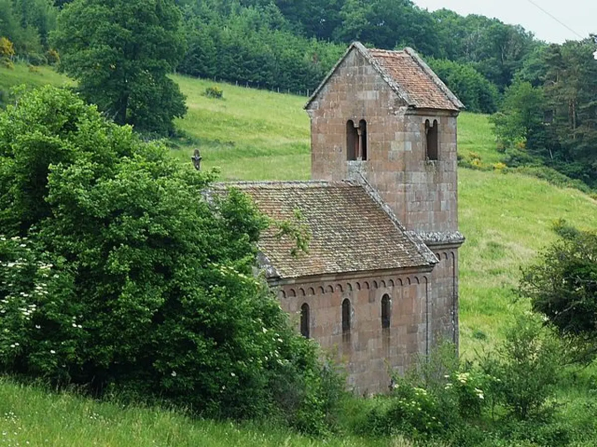 La petite chapelle se dresse dans un agréable cadre champêtre