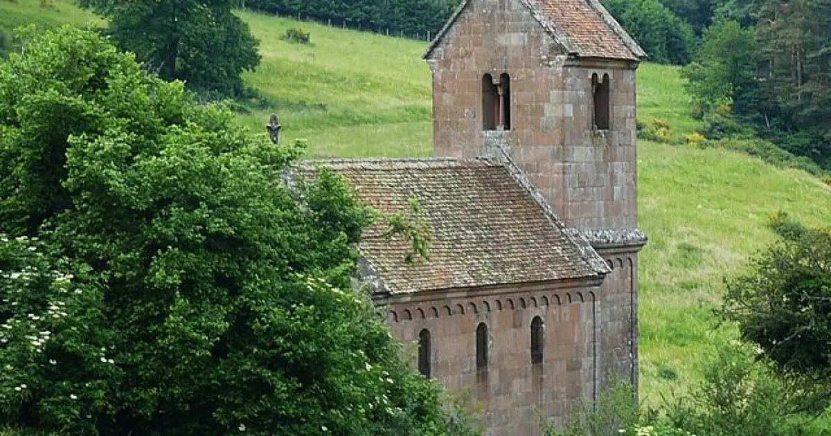 La petite chapelle se dresse dans un agréable cadre champêtre