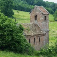 La petite chapelle se dresse dans un agréable cadre champêtre &copy; Bernard Chenal