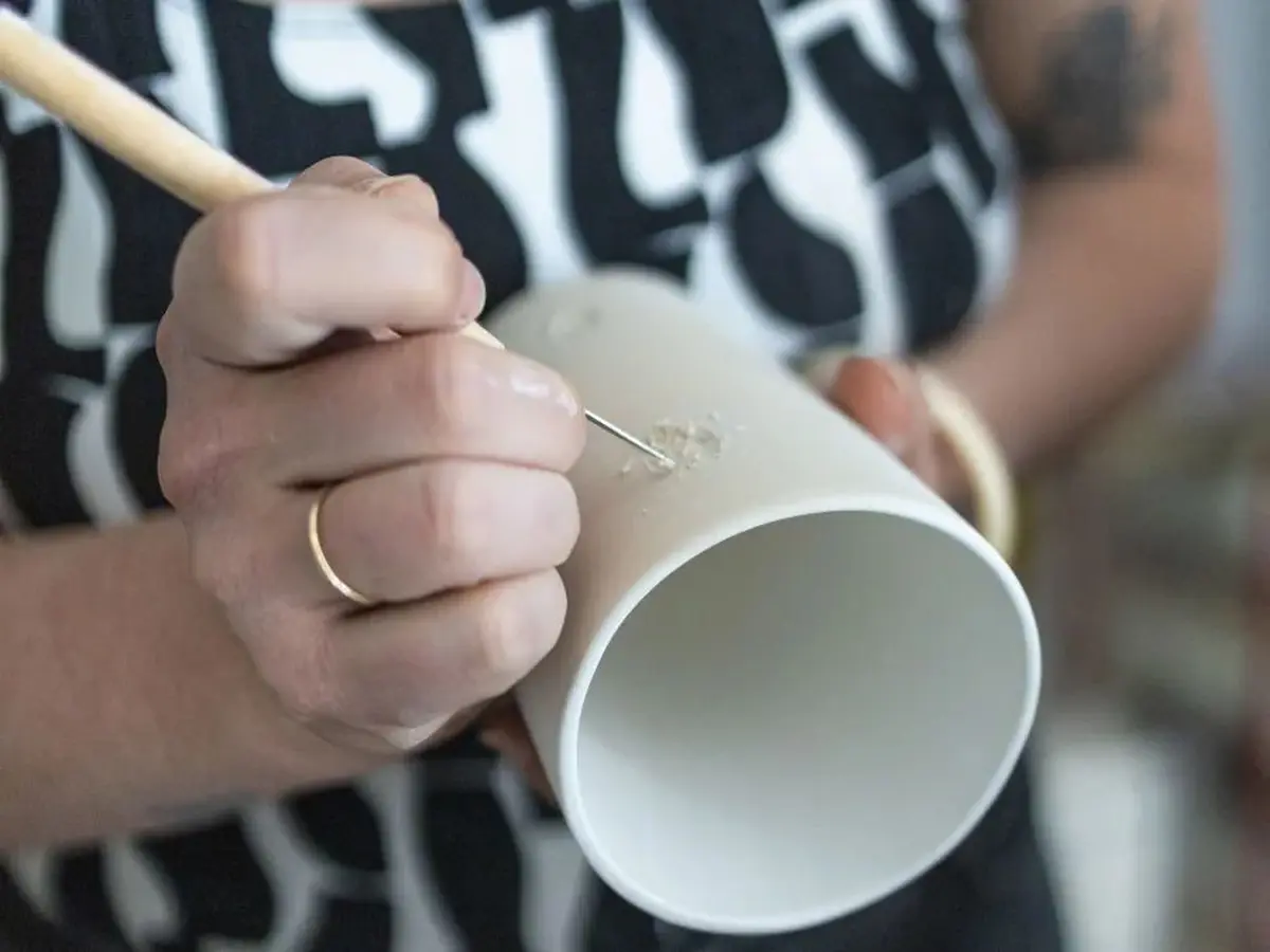 Atelier décoration sur porcelaine à Limoges 