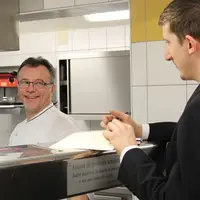 Ambiance zen dans les cuisines du restaurant étoilé &copy; Mike Obri