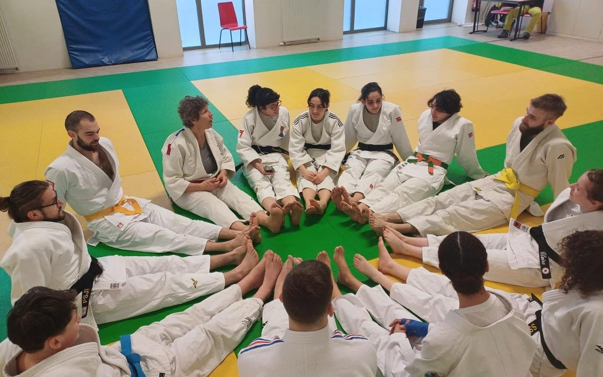Les judokas forment une fleur pour démarrer sur un temps d'échanger avant la séance