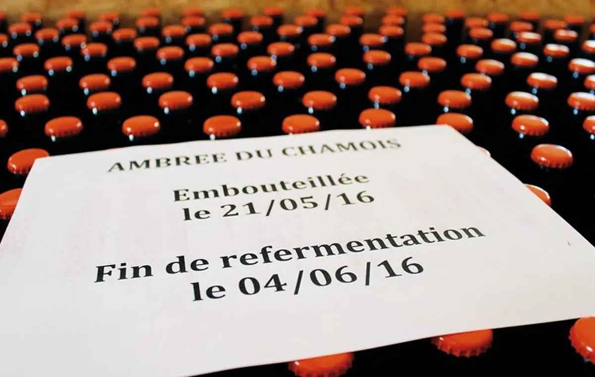 La refermentation en bouteille.