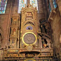 La remarquable horloge astronomique côtoie de près le Pilier des Anges &copy; Didier B.