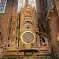 La remarquable horloge astronomique côtoie de près le Pilier des Anges &copy; Didier B.