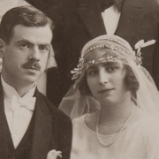 La robe de mariée : une histoire d'amour cousue de fil blanc.