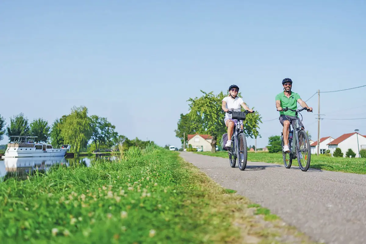Le port de plaisance de Wolfersdorf se prête volontiers à une balade à vélo le long du canal