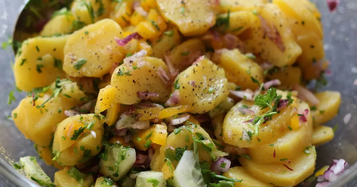 Un plat de salade de pommes de terre ou grumbeere salad