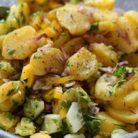 Un plat de salade de pommes de terre ou grumbeere salad DR