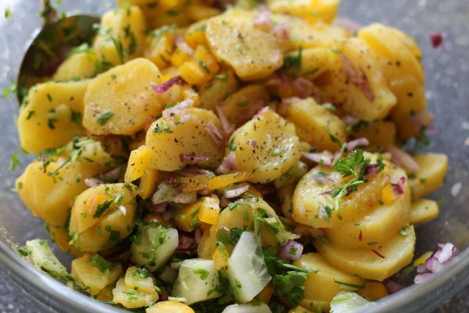 Un plat de salade de pommes de terre ou grumbeere salad