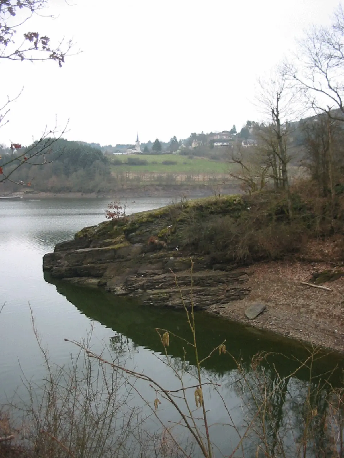 La Sauer chemine lascivement entre les villages des Vosges du Nord