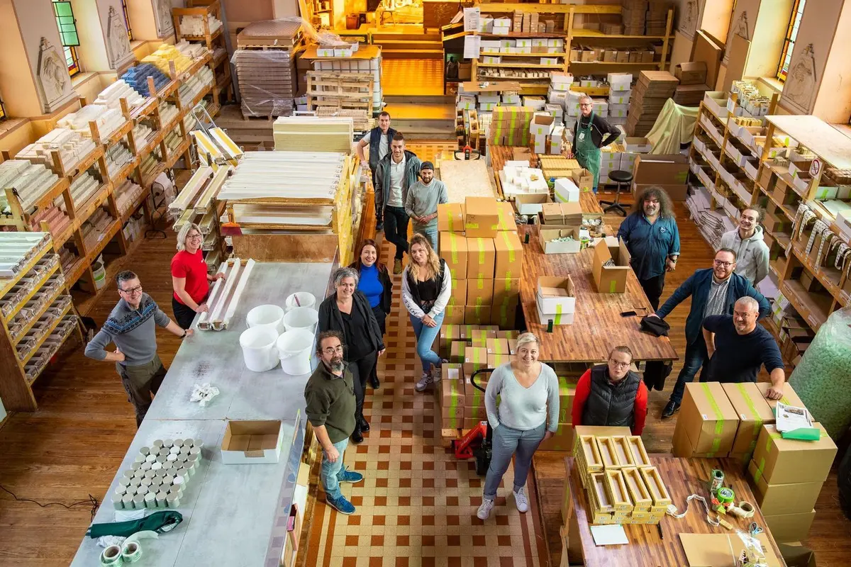 La petite équipe d'argasol dans son atelier de fabrication