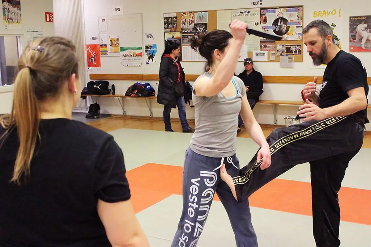 Eric l'instructeur montre les techniques à deux jeunes femmes