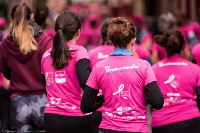 Les femmes courent contre le cancer du sein lors de La Strasbourgeoise 