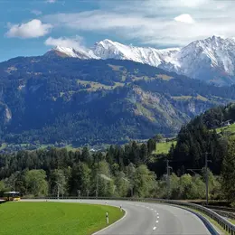 La Suisse à l'ère numérique : L'e-vignette révolutionne les autoroutes helvétiques