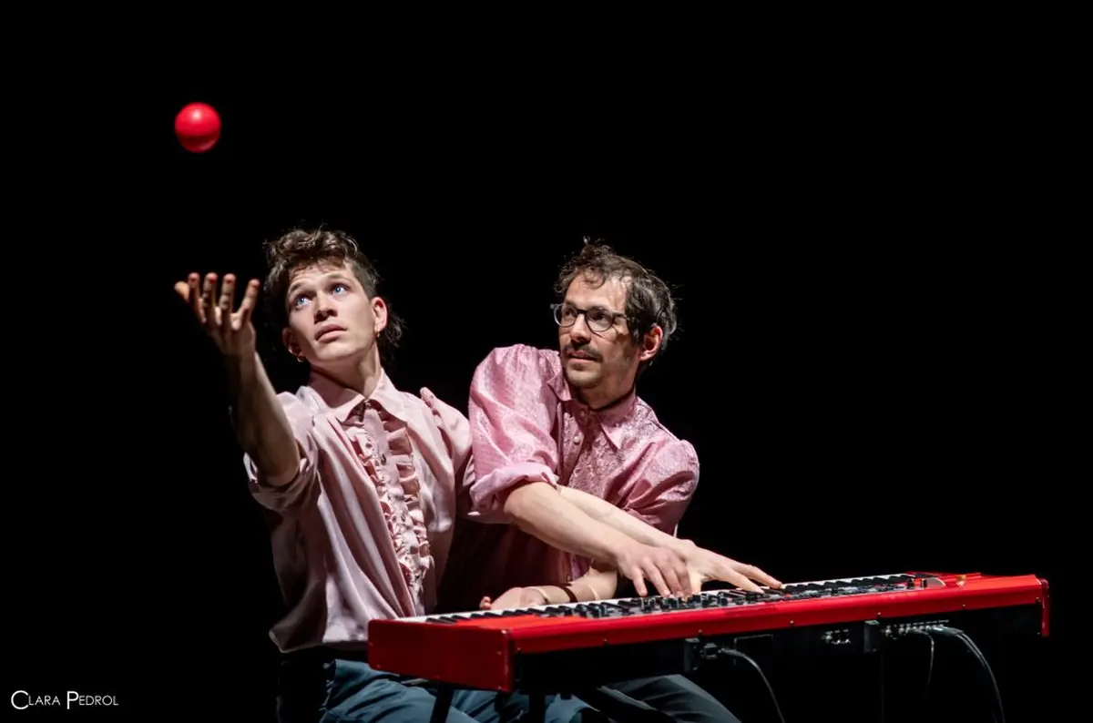 La Suite (sur Bach) Bien Calée Pour Piano Et Balles à 4 Mains