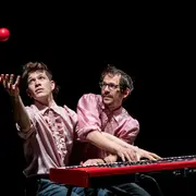 La Suite (sur Bach) Bien Calée Pour Piano Et Balles à 4 Mains