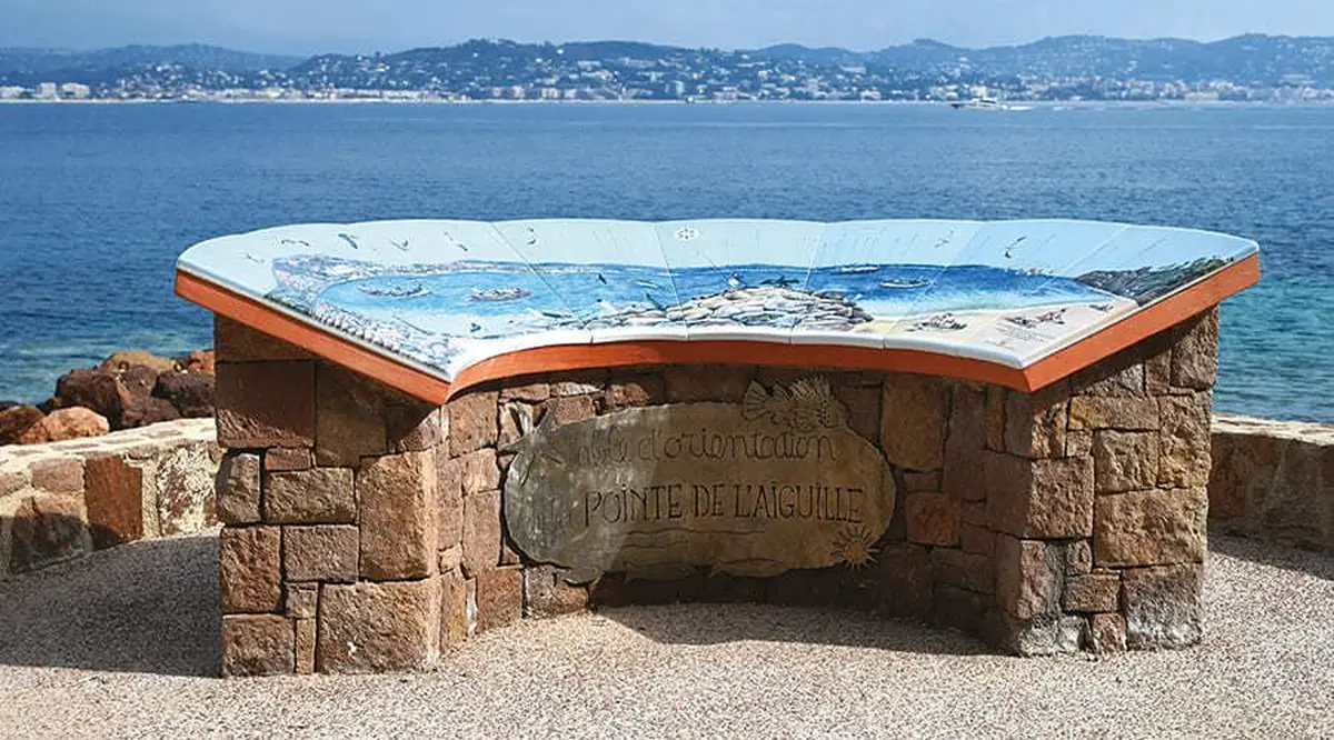 La table d&rsquo;orientation de l&rsquo;Esquillon : entre mer et montagne