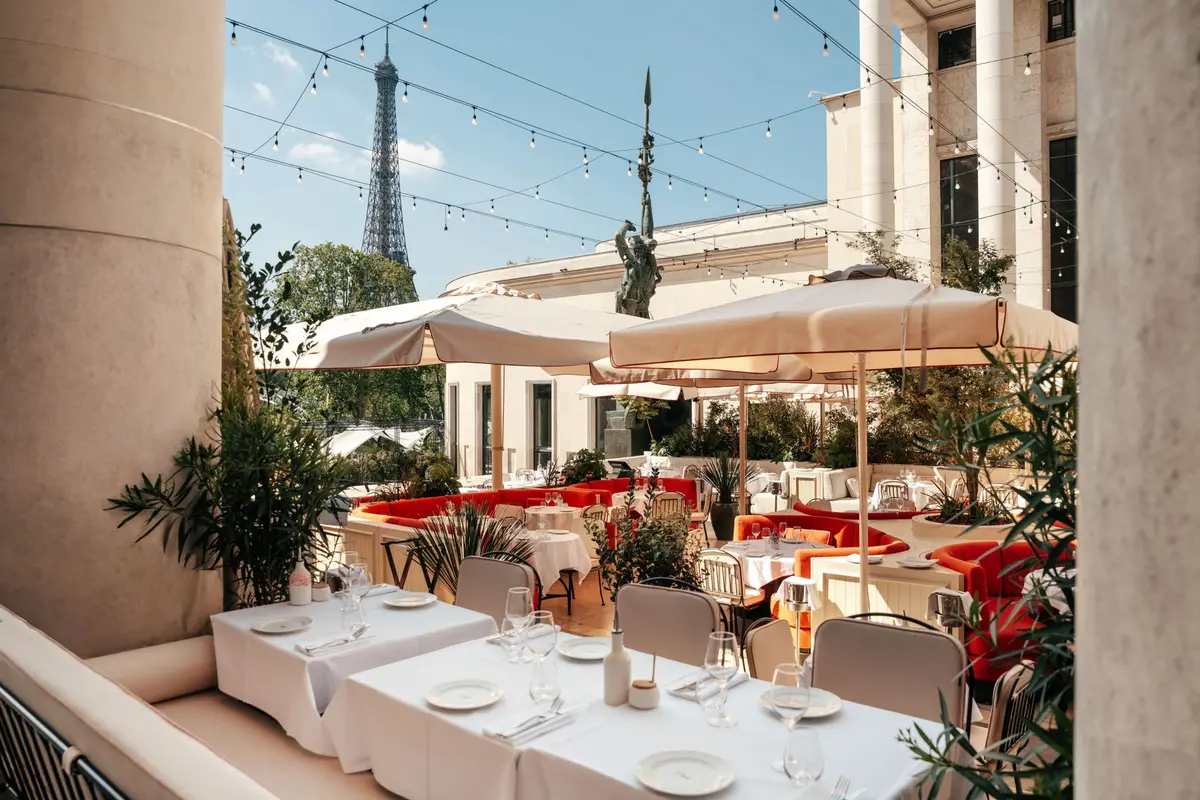 La terrasse Corail rouvre au Musée d'Art Moderne de Paris pour l'été 2026 avec un décor entièrement repensé et une vue sur la Tour Eiffel