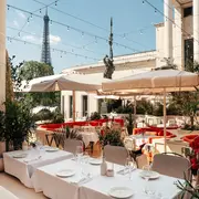 La terrasse Corail rouvre au Musée d'Art Moderne de Paris pour l'été 2026 avec un décor entièrement repensé et une vue sur la Tour Eiffel