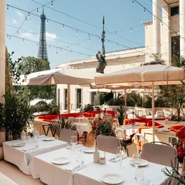 La terrasse Corail rouvre au Musée d'Art Moderne de Paris pour l'été 2026 avec un décor entièrement repensé et une vue sur la Tour Eiffel