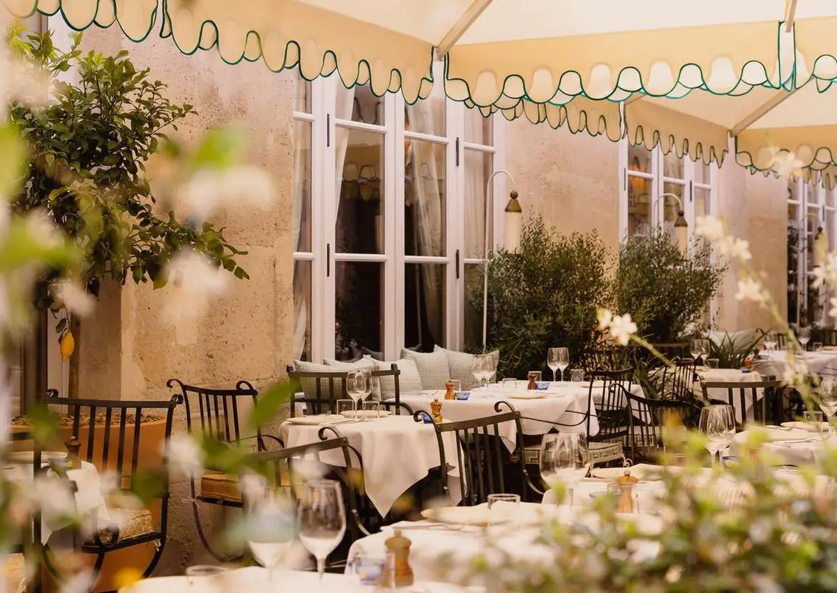 Entièrement repensée dans un esprit Riviera des années 1960, la terrasse du restaurant Mimosa à rouvert ses portes le 15 juin. 