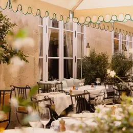 La terrasse Mimosa rouvre à l'Hôtel de la Marine place de la Concorde avec une cuisine méditerranéenne et la plus grande carte de rosé de France