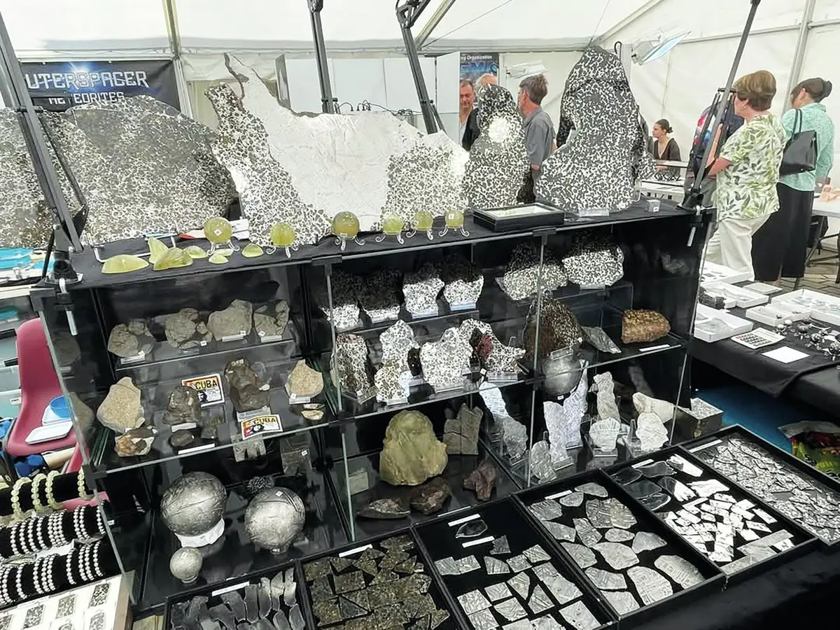 L'un des stands de la Bourse aux météorites