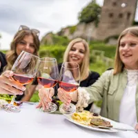Santé ! lors de la randonnée viticole d’Oberkirch &copy; Renchtal Tourismus GmbH, photo Jigal Fichtner