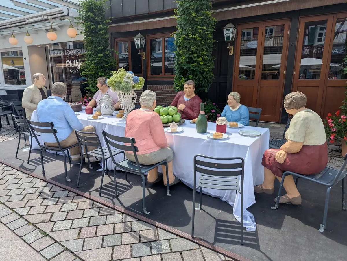 Sculptures « Alltagsmenschen » : personnages attablés à Oberkirch