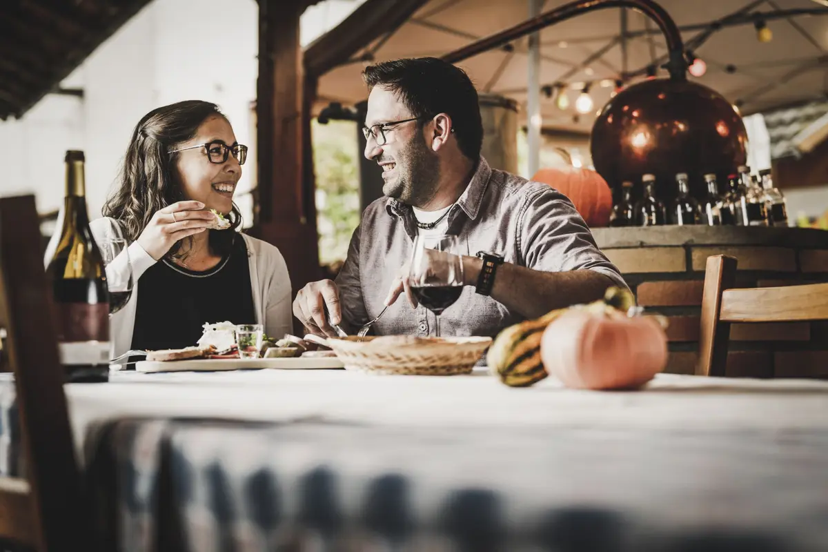 Pause conviviale dans une taverne viticole traditionnelle (Straussenwirtschaft)