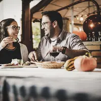 Pause conviviale dans une taverne viticole traditionnelle (Straussenwirtschaft) &copy; Renchtal Tourismus GmbH, photo Jigal Fichtner