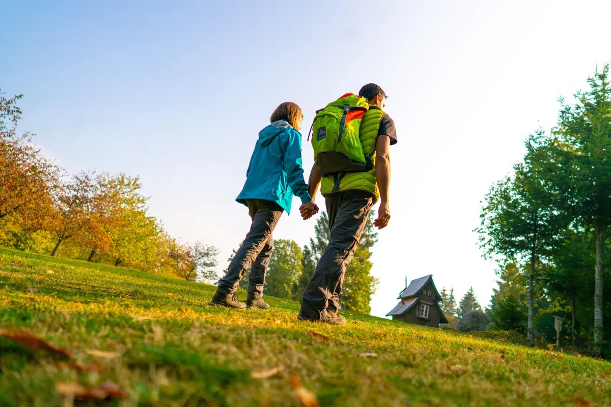 Randonneurs en route vers la petite maison des sorcières à Lautenbach