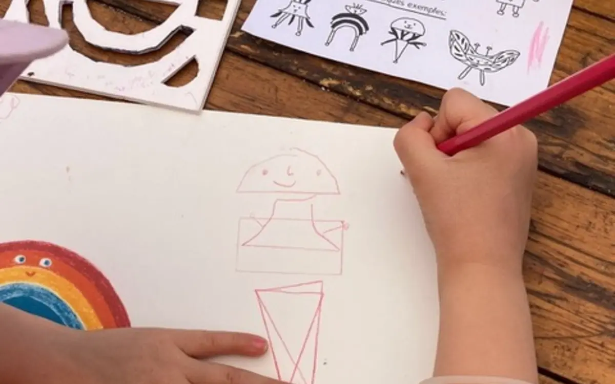 Main qui dessine un doudou