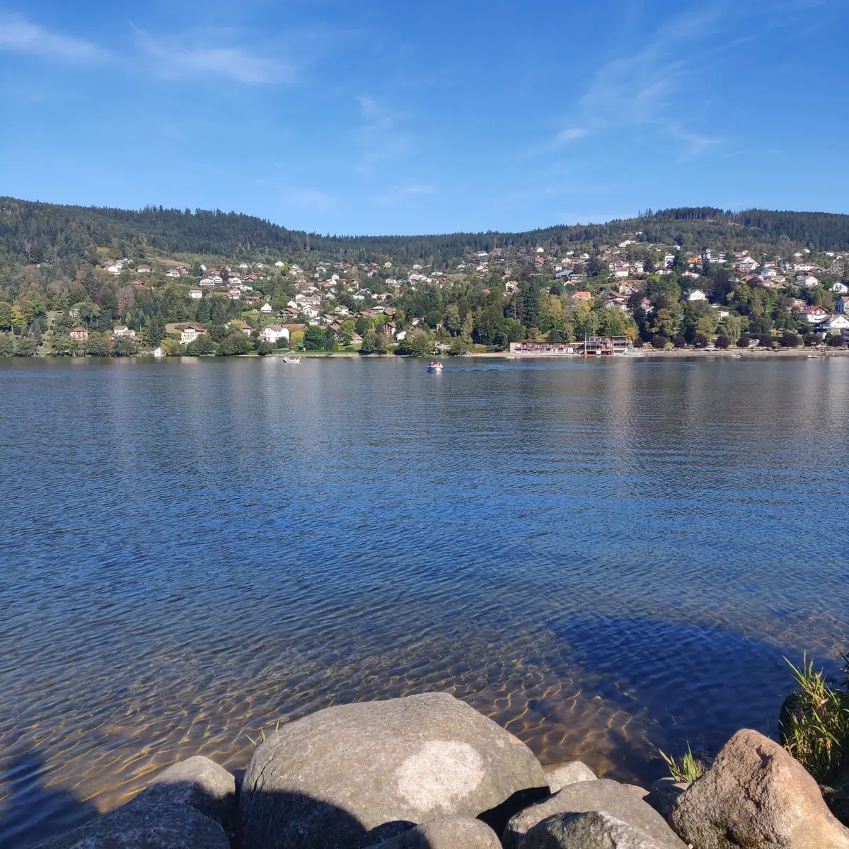 Le lac de Gérardmer sous le soleil 