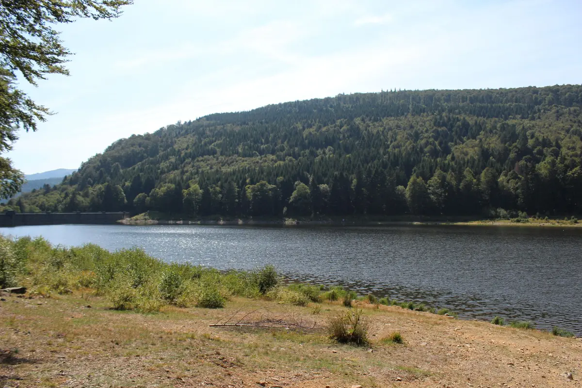 Le lac de la Lauch et son barrage