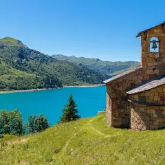 Lac de Roselend : un fjord turquoise au milieu des alpages