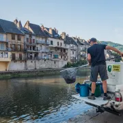 Lâcher de truites - Plan d\'eau de la Vignotte à Sainte-Geneviève-sur Argence
