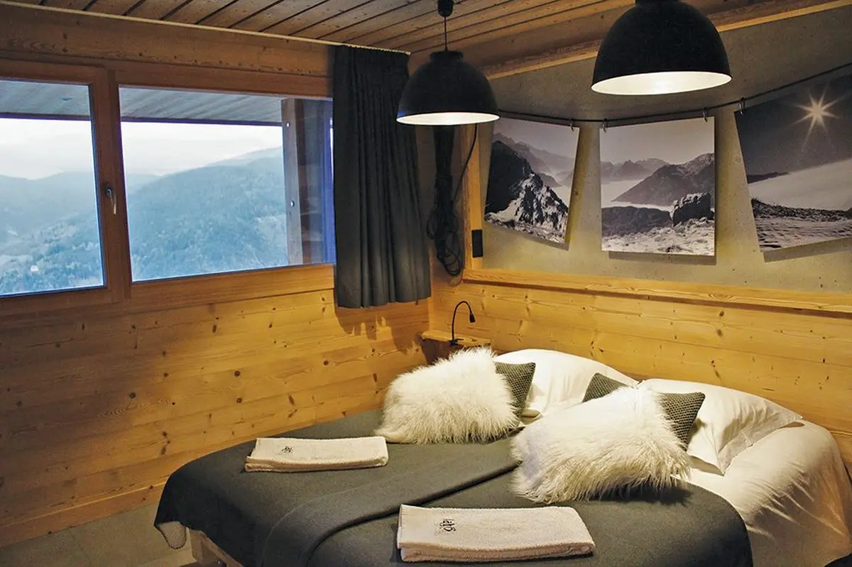La chambre des Vosges offre une vue magnifique sur le Schnepfenried en face  