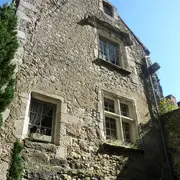 Laissez-vous guider par Pierre, guide passionné, dans la ville haute du Blanc