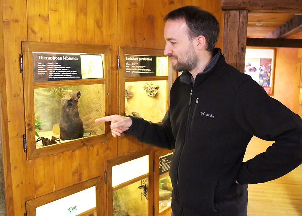 Serge Blanchet connaît le mode de vie de la mygale terricole du Mexique (et de bien d'autres espèces) sur le bout des doigts !