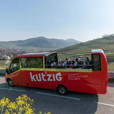 Le bus cabriolet Kut'zig sillonne la Route des Vins d'Alsace