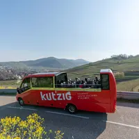 Le bus cabriolet Kut'zig sillonne la Route des Vins d'Alsace &copy; Kut'zig