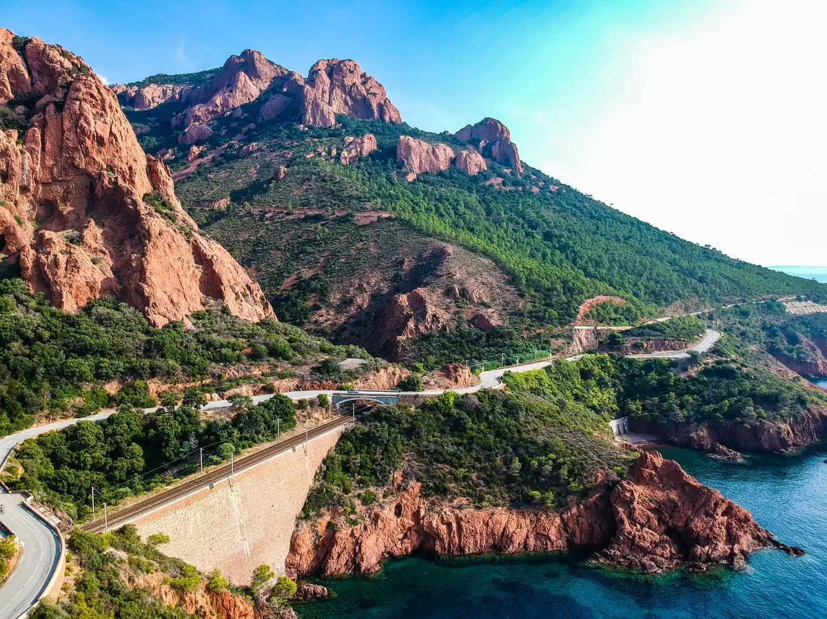 Le cap Roux et la route de la Corniche d'Or